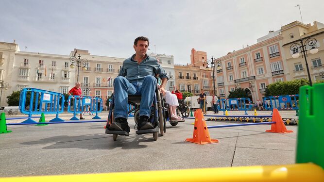 El alcalde, Bruno García, ayer comprobando los problemas de circular por la ciudad en silla de ruedas.