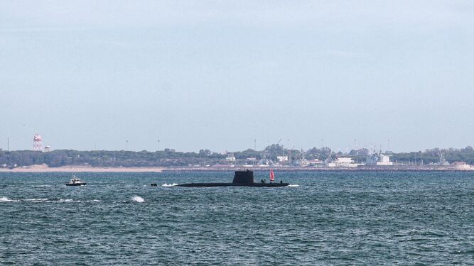 El submarino de la Armada 'Galerna' llega al puerto de Cádiz