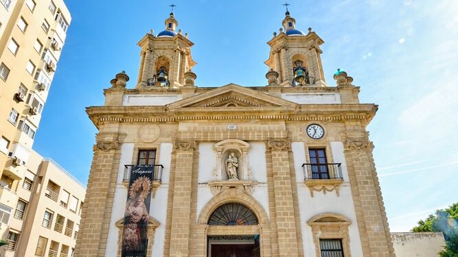 Fachada principal de la iglesia de San José de Cádiz.