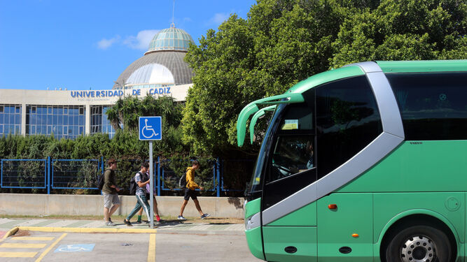 Un autobús interurbano, en el campus de Puerto Real.