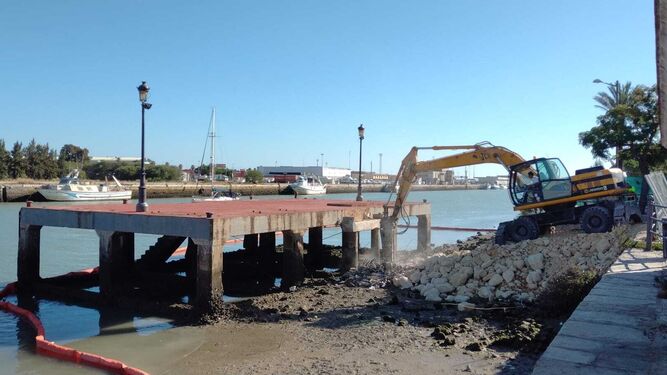 Ya está en marcha la demolición del muelle de San Ignacio.