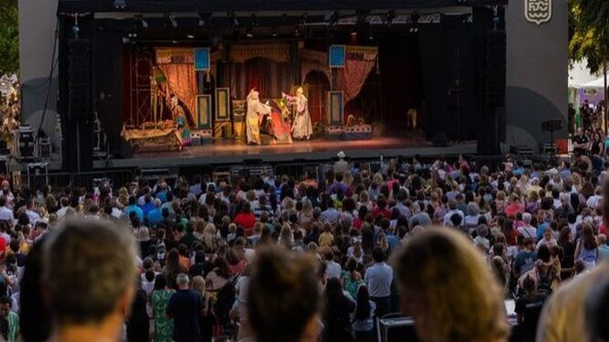 Un multitudinario público llenó el auditorio del parque Almirante Laulhé con el musical infantil Aladín.