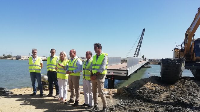 Técnicos y responsables de la Junta ante la pasarela del Eurovelo del río Arillo, con su plataforma bien avanzada.