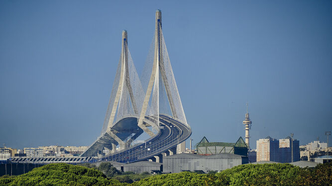 El puente de la Constitución, símbolo de los que se marchan y los que llegan a Cádiz.