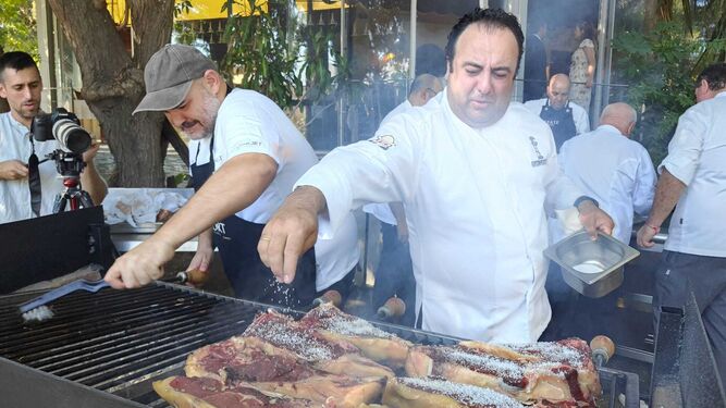 El chef Iñaki Larraínzar, con uno de los chuletones que se pueden degustar en las jornadas.