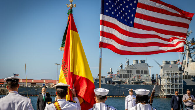 Las banderas española y de EEUU durante el acto celebrado en la Base, con un destructor norteamericano delante.