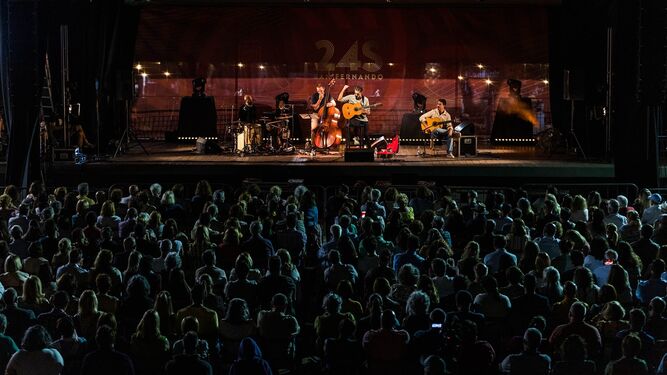 Un numeroso público arropó el concierto de Jesús Bienvenido en San Fernando.