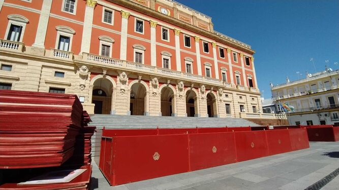Montaje de la Magna Mariana en la plaza del Rey con el Ayuntamiento de San Fernando al fondo.