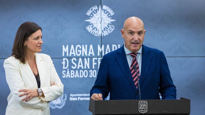 La alcaldesa, Patricia Cavada, junto al presidente del Consejo de Hermandades, Manuel Antonio García López.