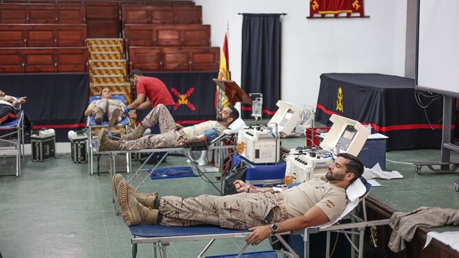 Varios infantes de marina donando sangre en el Tercio de la Armada de San Fernando.