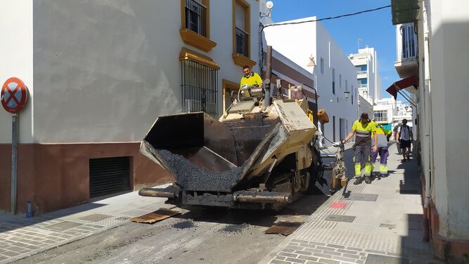 En marcha los trabajos de asfaltado de la calle Almirante Cervera en San Fernando