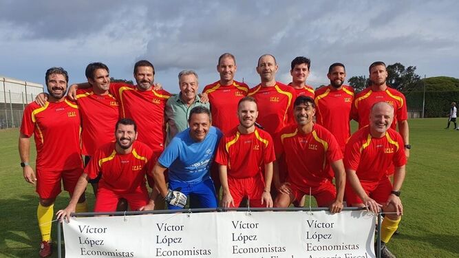 Los jugadores del equipo de fútbol del Colegio de Abogados, inaugurando la temporada 	2023-2024 del club Deportivo de la Asociación de la Prensa de Cádiz.