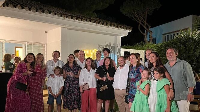 Familiares y amigos del matrimonio Fernández Escobar tras finalizar la ceremonia religiosa oficiada por el padre Manuel Fernández de la Puente.