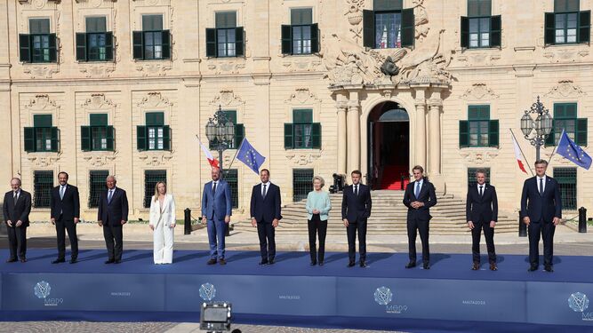 Foto de familia de los participantes en la X Cumbre Euromediterránea en La Valeta (Malta).