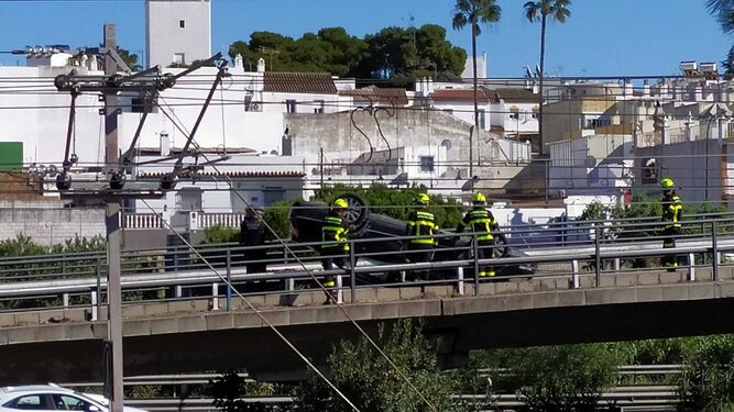 Aparatoso accidente en San Fernando: vuelca un vehículo en uno de los accesos a Bahía Sur