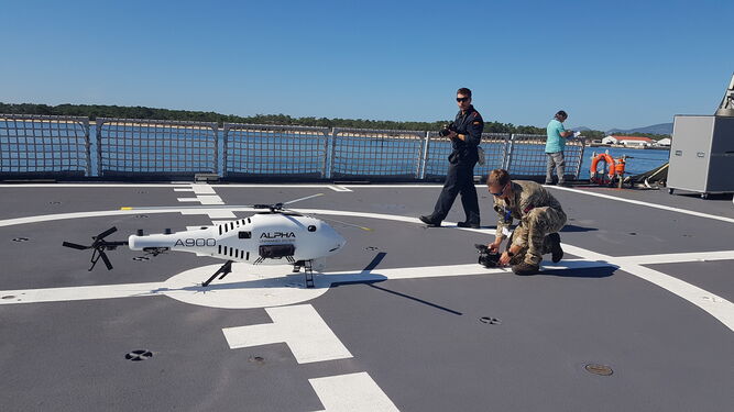 El UAV Alpha A900 en la cubierta del 'Furor' antes de los ejercicios de control con el NAIAD de Navantia.