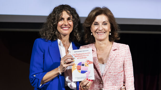 Marta Delgado y Mar Madrid posan con su libro.