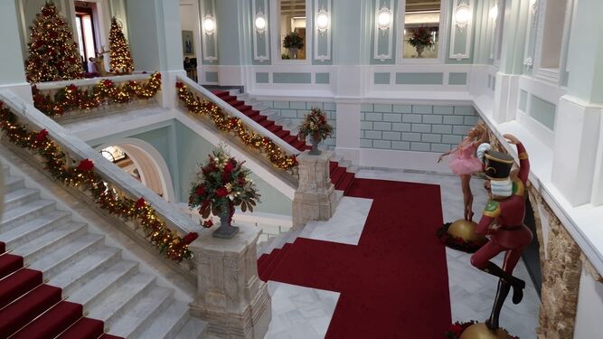 Rellano de la escalera imperial del Ayuntamiento de San Fernando decorado para Navidad.