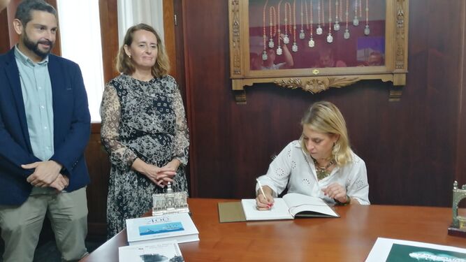 La presidenta de Diputación firma en el libro de visitas del Ayuntamiento de Puerto Real
