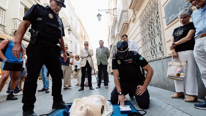 Simulacro de infarto que se realizó durante la instalación de los desfibriladores en la calle Ancha de Cádiz