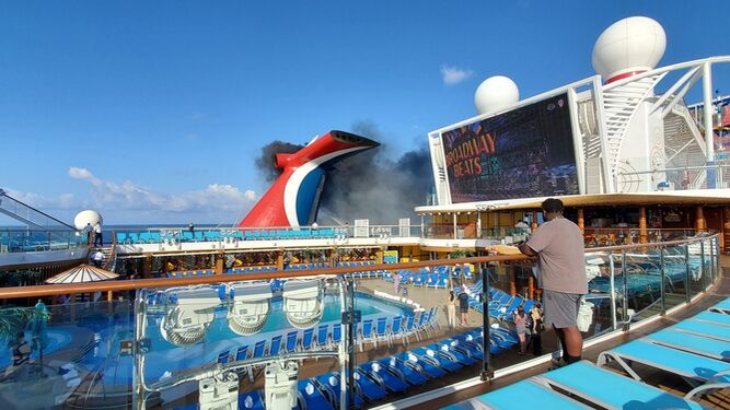 El incendio fue inmortalizado por mucho de los pasajeros que disfrutaban de su viaje a bordo del ‘Carnival Freedom”.