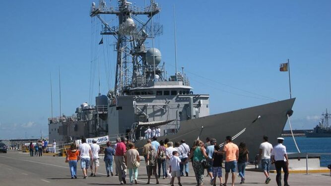 Foto de archivo de una visita organizada a la Base Naval.