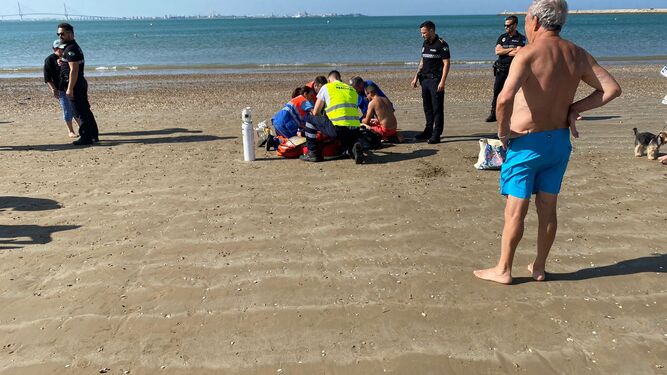 Susto en la playa de Valdelagrana al sufrir un desmayo un hombre de 70 años