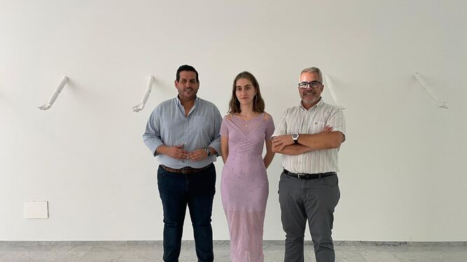 La artista Alicia Sibón junto a Jorge Vázquez y Juan Ignacio Vallejo.