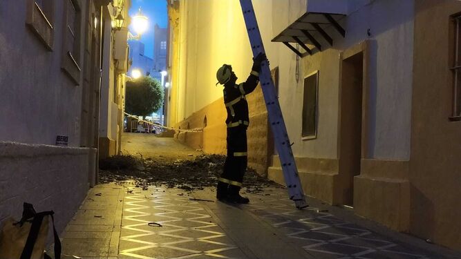 Un bombero durante la intervención llevada a cabo ante la caída de un nido de cigüeñas en San Fernando.