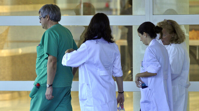 Personal sanitario a las puertas de un hospital andaluz.