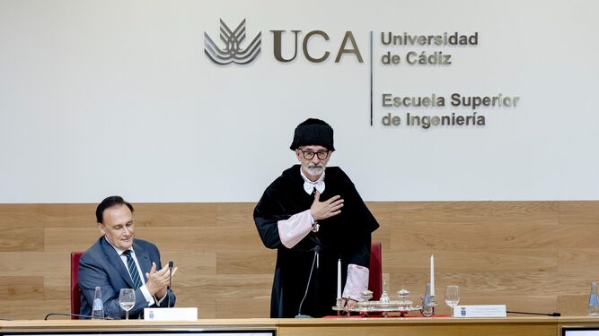 Francisco Piniella responde a los aplausos del auditorio tras sus palabras de despedida como rector de la Universidad de Cádiz.