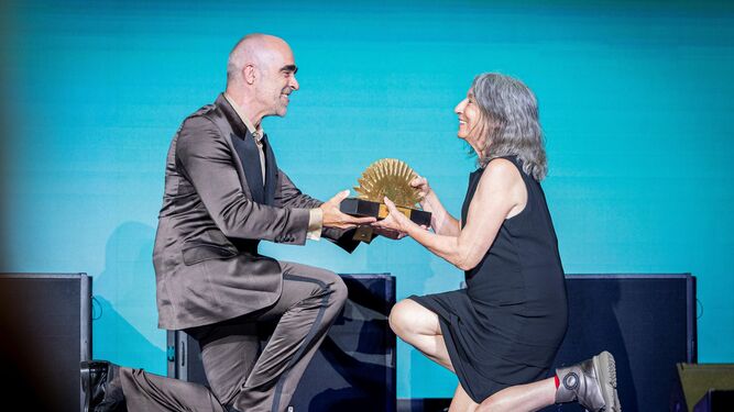 Luis Tosar entrega el premio homenaje del South a la actriz Petra Martínez, con un precioso gesto de admiración mutua.