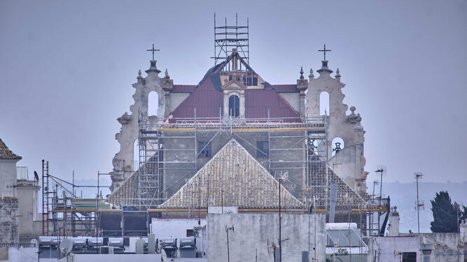 La iglesia del Carmen de Cádiz cubierta de andamios.