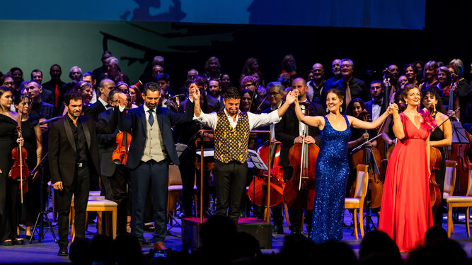 El director del espectáculo y los solistas reciben el aplauso del Falla ante la Orquesta Beigbeder y la Coral de la UCA.