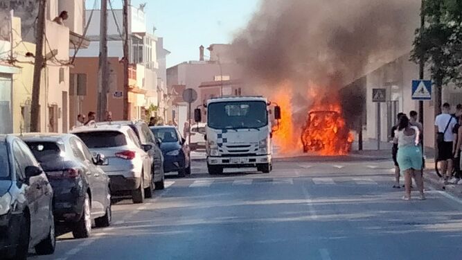 Arde un vehículo en el que viajaban cuatro ocupantes en San Fernando