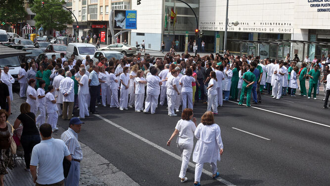 Image de archivo de una protesta de sanitarios del hospital del Puerta del Mar de Cádiz