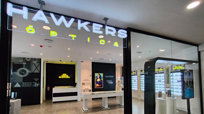 Nueva tienda Hawkers en el centro comercial Bahía Sur de San Fernando.