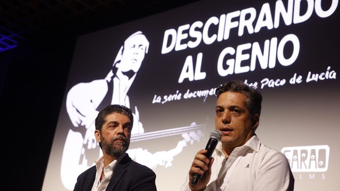 El guitarrista, y director de 'Descifrando al genio', José Carlos Gómez y el productor de la serie, Paco Ortiz.