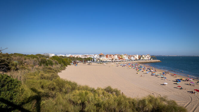 Una vista de la playa de La Muralla, en El Puerto, junto a la finca La China, cuyo PERI acaba de tumbar la Junta de Andalucía.