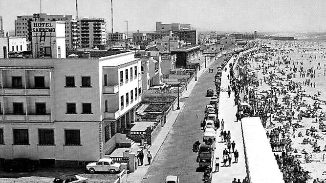 El Paseo Marítimo, con chalés y villas a mediados del siglo XX.