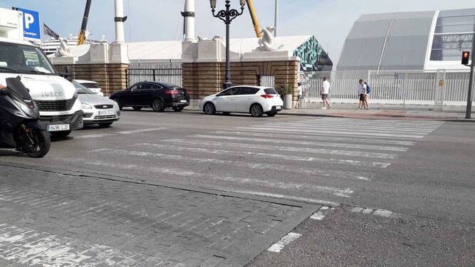 Un paso de peatones en la Avenida del Puerto de Cádiz.