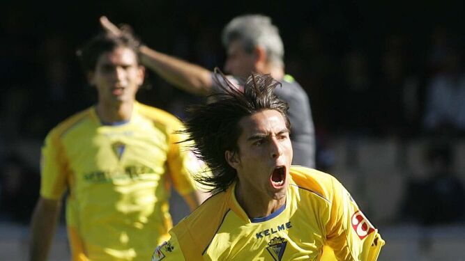 Lucas Lobos celebra un gol cuando jugaba en el Cádiz.