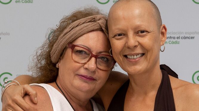 Débora y Mari Carmen, pacientes de cáncer de mama y usuarias de la Aecc en Cádiz.