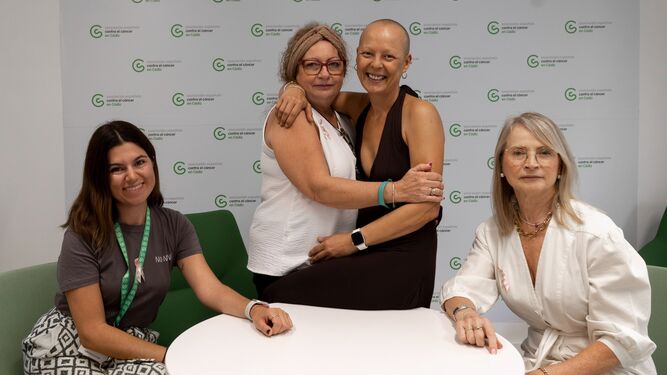 Débora y Mari Carmen, usuarias de la Aecc con cáncer de mama, junto a Ana, profesional de la asociación y Julia, voluntaria.