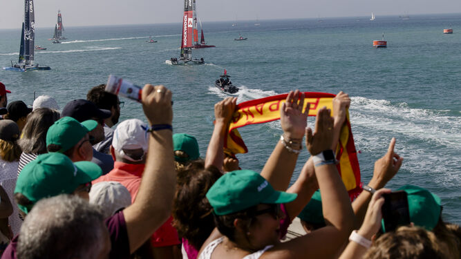 Aficionados siguiendo la competición de la SailGP en Cádiz.