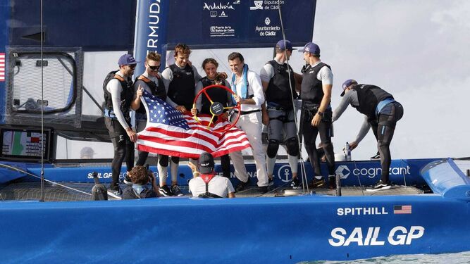 El equipo de Estados Unidos de SailGP con el trofeo tras ganar en la Bahía de Cádiz.
