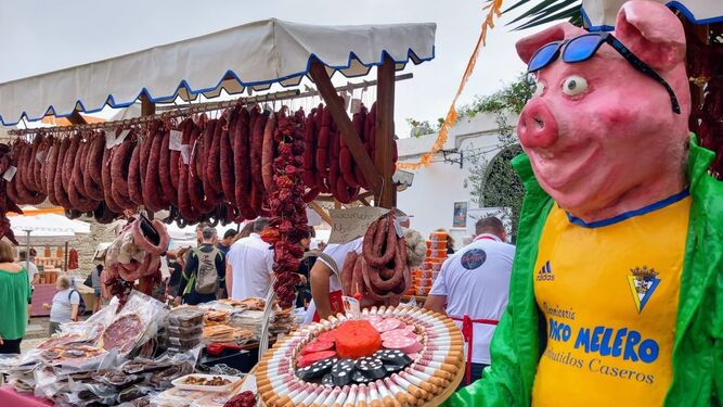 ‘Ñañarito’, la mascota de la carnicería Paco Melero, portando una réplica de la tarde cochina.