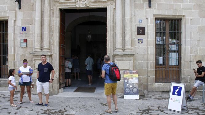 Una imagen de visitantes en la puerta de la oficina de Turismo de El Puerto, situada en la Plaza del Castillo.