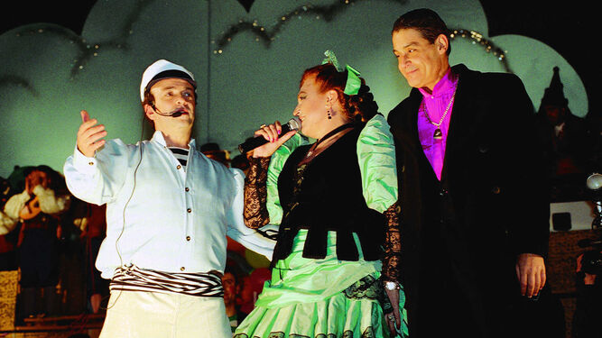 Antonio Martín (izq,) en su pregón de 1997 junto a Rocío Jurado y Felipe Campuzano.