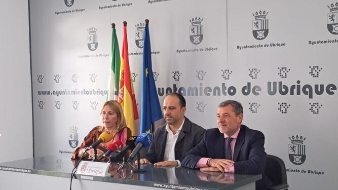 Un momento de la firma del convenio entre la Junta de Andalucía y el Ayuntamiento de Ubrique.